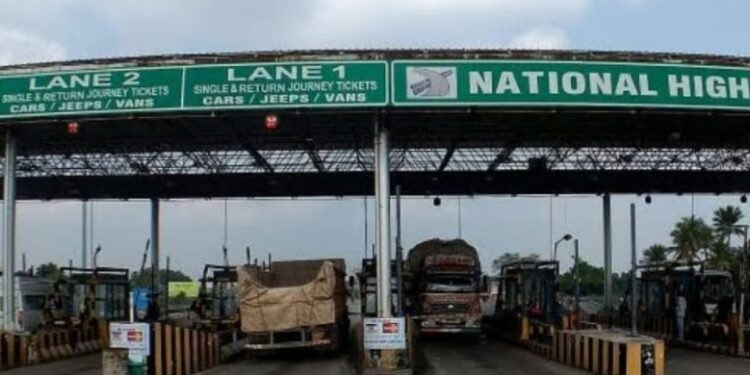 கப்பலூர் சுங்கச்சாவடியில் ‘பாஸ்டேக்’ குளறுபடி அரசுப் பேருந்தை சிறைபிடித்த ஊழியர்களால் பயணிகள் தவிப்பு!