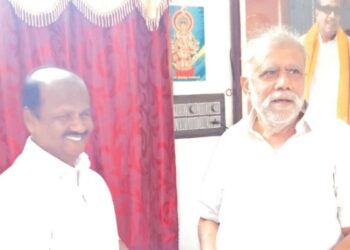 திண்டுக்கல் இல்லத்தில் திமுக நிர்வாகிகள் திரண்டு உற்சாக வாழ்த்து நினைவுப் பரிசு வழங்கினார்!