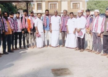 வேப்பனஹள்ளியில் திமுகவிற்கு பின்னடைவு: கே.பி.முனுசாமி முன்னிலையில் 50-க்கும் மேற்பட்ட இளைஞர்கள் அதிமுகவில் இணைந்தனர்