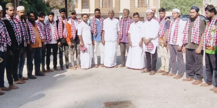 வேப்பனஹள்ளியில் திமுகவிற்கு பின்னடைவு: கே.பி.முனுசாமி முன்னிலையில் 50-க்கும் மேற்பட்ட இளைஞர்கள் அதிமுகவில் இணைந்தனர்