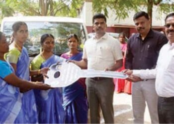 திருச்சுழியில் 100 குடும்பங்களுக்குச் சமத்துவபுரம் வீடுகளை ஒதுக்கீடு செய்தார் ஆட்சியர் சுகபுத்ரா.