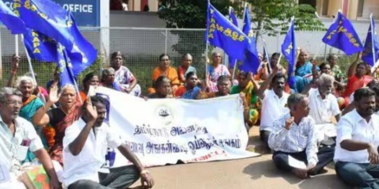 குறைந்தபட்ச ஓய்வூதியம் வழங்குக”: சிவகங்கையில் சத்துணவு மற்றும் அங்கன்வாடி ஓய்வூதியர்கள் தர்ணா போராட்டம்!