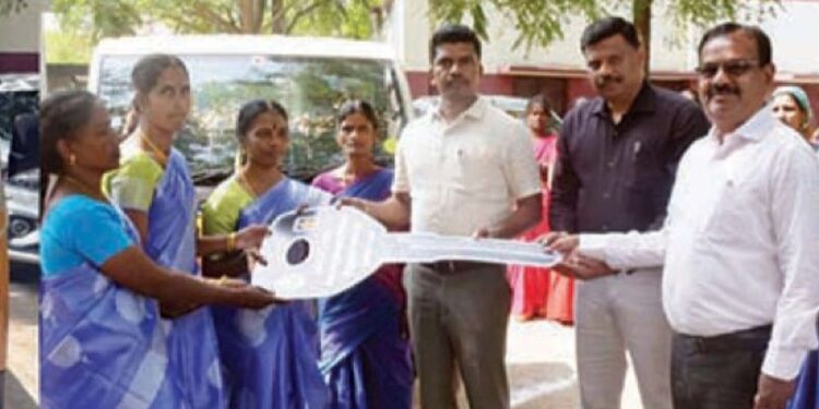 திருச்சுழியில் 100 குடும்பங்களுக்குச் சமத்துவபுரம் வீடுகளை ஒதுக்கீடு செய்தார் ஆட்சியர் சுகபுத்ரா.