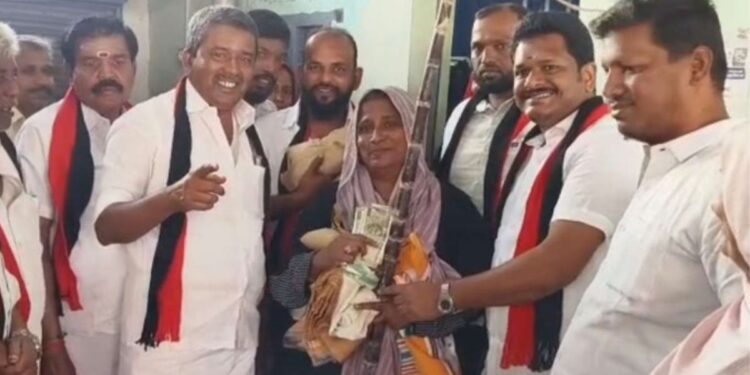 ஆத்துப்பாலத்தில் பொங்கல் பரிசு வழங்கிய தி.மு.க. மாமன்ற உறுப்பினர் எஸ்.ஏ. காதர் புகழாரம்!