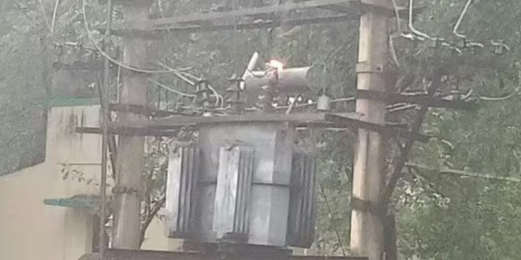 தேவகோட்டையில் சப்-கலெக்டர் அலுவலகம் அருகே டிரான்ஸ்பார்மர் வெடித்துச் சிதறியதால் பரபரப்பு!