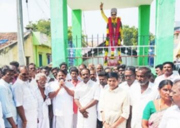 “ஓ.பி.எஸ். தான் எங்கள் பாஸ்”: திருமங்கலத்தில் எம்.ஜி.ஆர். சிலைக்கு மாலை அணிவித்து ஓ.பி.எஸ். அணி மற்றும் அ.ம.மு.க.வினர் அதிரடி மரியாதை.