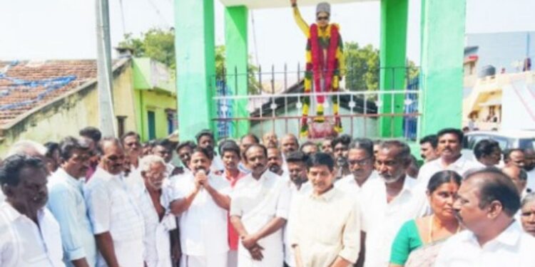 “ஓ.பி.எஸ். தான் எங்கள் பாஸ்”: திருமங்கலத்தில் எம்.ஜி.ஆர். சிலைக்கு மாலை அணிவித்து ஓ.பி.எஸ். அணி மற்றும் அ.ம.மு.க.வினர் அதிரடி மரியாதை.