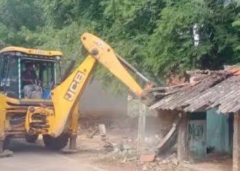 காரியாபட்டி அ.தொட்டியங்குளத்தில் உயர்நீதிமன்ற உத்தரவின்படி வீடுகள், குடிசைகள் இடிப்பு