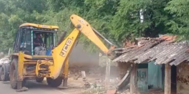  காரியாபட்டி அ.தொட்டியங்குளத்தில் உயர்நீதிமன்ற உத்தரவின்படி வீடுகள், குடிசைகள் இடிப்பு