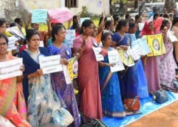 வாக்குறுதியை நிறைவேற்றக் கோரி சம வேலைக்குச் சம ஊதியம் கோரி மாவட்ட ஆட்சியர் அலுவலகம் முற்றுகை!