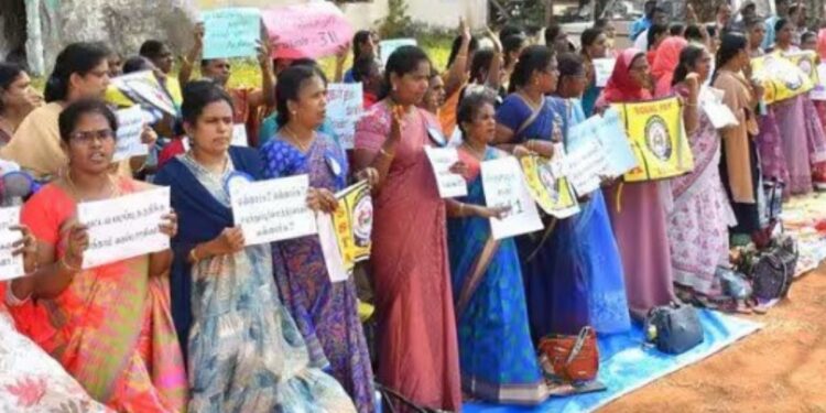 வாக்குறுதியை நிறைவேற்றக் கோரி சம வேலைக்குச் சம ஊதியம் கோரி மாவட்ட ஆட்சியர் அலுவலகம் முற்றுகை!