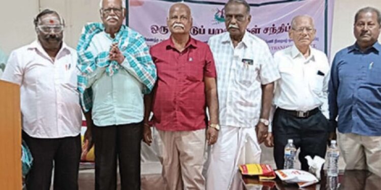 தஞ்சையில் ‘ஒரு கூட்டுப் பறவைகள்’ சங்கமம்: பணிக்கால நினைவுகளைப் பகிர்ந்து நெகிழ்ந்த ஓய்வுபெற்ற பொதுப்பணித்துறை அலுவலர்கள்