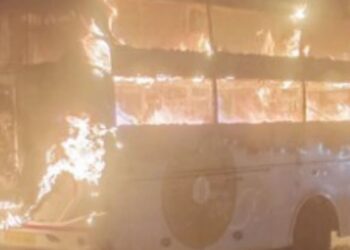 பரமக்குடி அருகே பெங்களூர் சென்ற தனியார் சொகுசு பேருந்து தீப்பற்றி எரிந்து நாசம்.