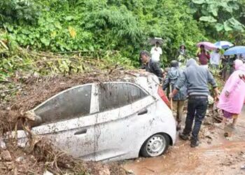 குன்னூரில் மேகவெடிப்பு போன்ற கனமழை 16 இடங்களில் நிலச்சரிவு வாகனங்கள் மண்ணில் புதைந்தன!