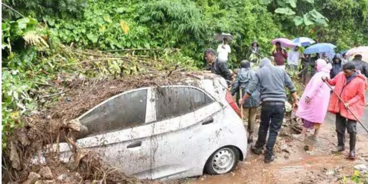 குன்னூரில் மேகவெடிப்பு போன்ற கனமழை 16 இடங்களில் நிலச்சரிவு வாகனங்கள் மண்ணில் புதைந்தன!