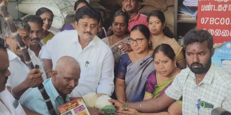 ஆத்தூரில் அரசின் பொங்கல் பரிசுத் தொகுப்பினை வழங்கினார் ஆர்.வி.ஸ்ரீராம்!