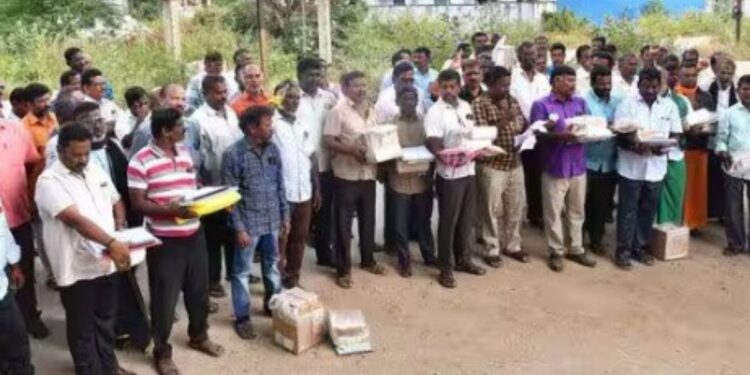 “காலி பாட்டில் சேகரிப்புப் பணியை ஊழியர்கள் மீது திணிக்காதே!”: விருதுநகரில் டாஸ்மாக் தொழிற்சங்கங்கள் ஆர்ப்பாட்டம்