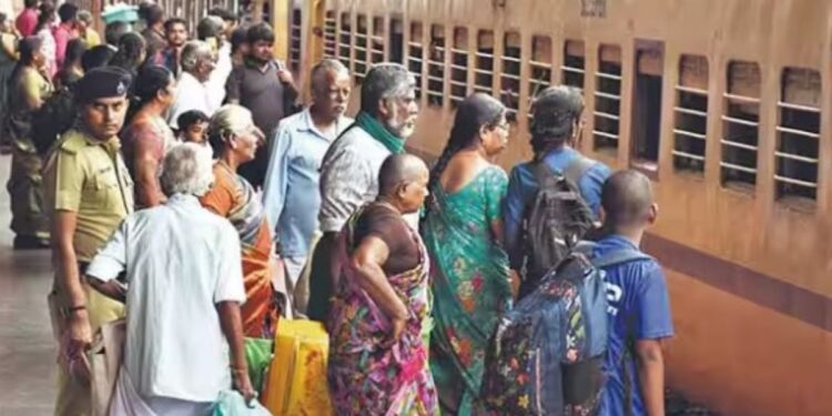 கரூரில் மாணவர்கள் மற்றும் பொதுமக்களின் வருகையால் ரயில் நிலையம், பேருந்து நிலையங்களில் கட்டுக்கடங்காத கூட்டம்!