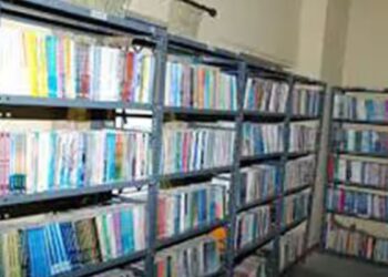 67 ஆண்டுகளாக வாடகைக் கட்டிடத்தில் சோழவந்தான் நூலகம்  இட நெருக்கடியால் நடைபாதையில் படிக்கும் மாணவர்கள்