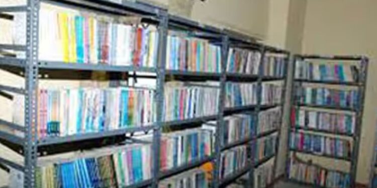 67 ஆண்டுகளாக வாடகைக் கட்டிடத்தில் சோழவந்தான் நூலகம்  இட நெருக்கடியால் நடைபாதையில் படிக்கும் மாணவர்கள்