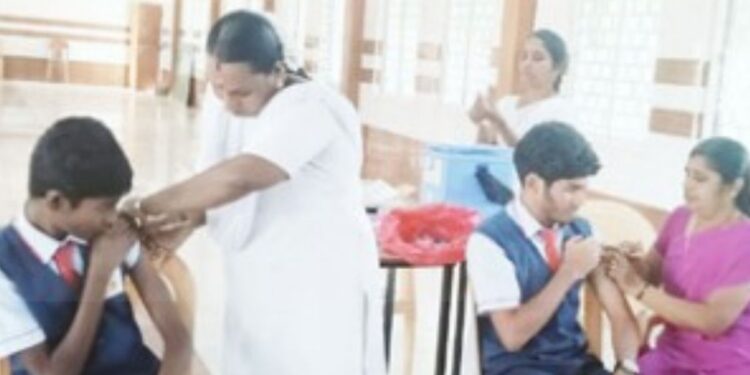 ட்ரஷர் ஐலண்ட் பள்ளியில் மாணவர்களுக்கு டெட்டனஸ் தடுப்பூசி முகாம்