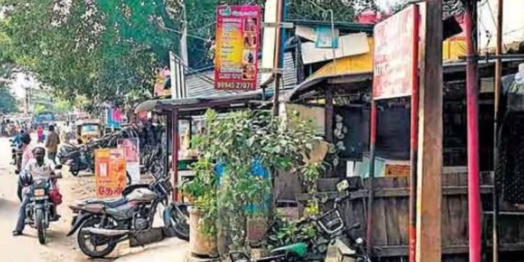 தளவாய்புரத்தில் வரலாற்றுச் சிறப்புமிக்க ராணி மங்கம்மாள் சாலை ஆக்கிரமிப்புகளால் சுருக்கம்