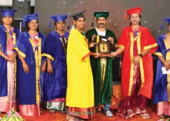 பழனி பாரத் செவிலியர் கல்லூரியில் கோலாகல பட்டமளிப்பு விழா செவிலியர் உறுதிமொழி ஏற்றுப் பட்டம் பெற்றனர்.