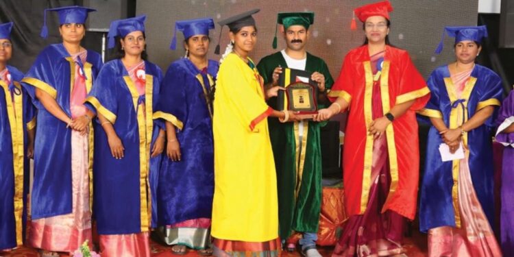 பழனி பாரத் செவிலியர் கல்லூரியில் கோலாகல பட்டமளிப்பு விழா செவிலியர் உறுதிமொழி ஏற்றுப் பட்டம் பெற்றனர்.