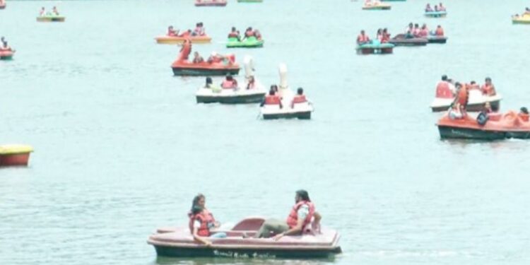 ஊட்டி படகு இல்லத்திற்கு கடந்த ஆண்டில் 20 லட்சம் பேர் வருகை சுற்றுலாப் பயணிகள் எண்ணிக்கை சரிவு.