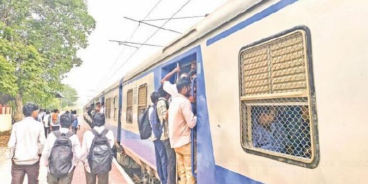 உயிருடன் விளையாடும் ரயில் பயணம்… எமனாக மாறும் படிக்கட்டுகள்; மேட்டுப்பாளையம் மெமு ரயிலில் பெட்டிகளை அதிகரிக்க பயணிகள் கோரிக்கை!