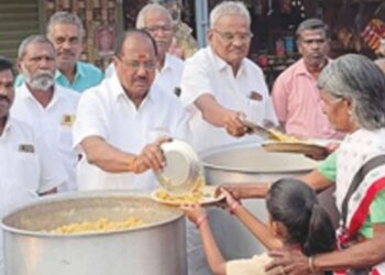 மங்கலம் கிருஷ்ணாபுரத்தில் எம்.ஜி.ஆர் 109-வது பிறந்தநாள் விழா முன்னாள் எம்.எல்.ஏ கரைப்புதூர் ஏ.நடராஜன் தலைமையில் அன்னதானம் வழங்கல்