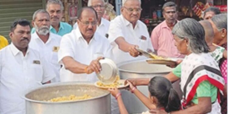 மங்கலம் கிருஷ்ணாபுரத்தில் எம்.ஜி.ஆர் 109-வது பிறந்தநாள் விழா முன்னாள் எம்.எல்.ஏ கரைப்புதூர் ஏ.நடராஜன் தலைமையில் அன்னதானம் வழங்கல்