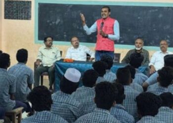 அரசுப் பொதுத்தேர்வை அச்சமின்றி எதிர்கொள்ள மாணவர்களுக்குப் பயிற்சி: மதுரை அல்-அமீன் பள்ளியில் உயர்கல்வி விழிப்புணர்வு முகாம்