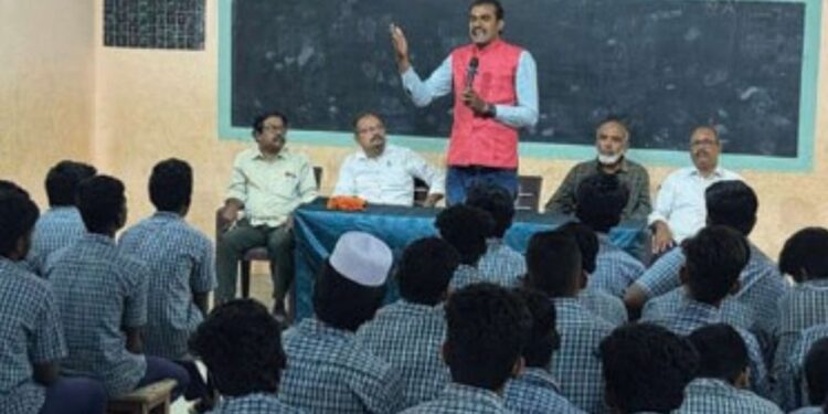 அரசுப் பொதுத்தேர்வை அச்சமின்றி எதிர்கொள்ள மாணவர்களுக்குப் பயிற்சி: மதுரை அல்-அமீன் பள்ளியில் உயர்கல்வி விழிப்புணர்வு முகாம்