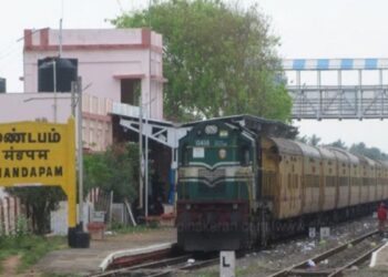 ராமேஸ்வரத்தில் பாம்பன் பாலத்தில் ரயில்கள் சிறை – 3-வது நாளாக மீனவர்களுக்குத் தடை!