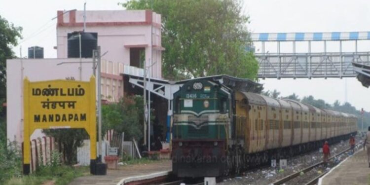 ராமேஸ்வரத்தில் பாம்பன் பாலத்தில் ரயில்கள் சிறை – 3-வது நாளாக மீனவர்களுக்குத் தடை!