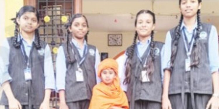 பாரத் மாண்டிச்சேரி பள்ளியில் விவேகானந்தர் வேடமிட்டு அசத்திய மாணவர்கள்