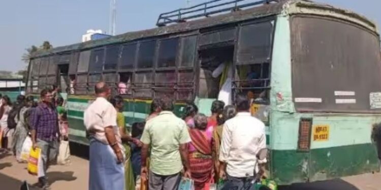 டவுன் பஸ்சுக்கு பதில் ‘பச்சை’ நிற வெளியூர் பஸ்கள் திருவாடானையில் குழப்பத்தில் பயணிகள்