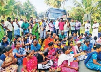 குமாரபாளையம் சாலையில் மாணவர்கள் – பொதுமக்கள் அதிரடி மறியலால் 2 மணி நேரம் போக்குவரத்து பாதிப்பு