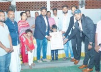 இடைவிடாத ஸ்கேட்டிங்கில் சிலம்பம் சுழற்றி 6 வயது சிறுவன் உலக சாதனை