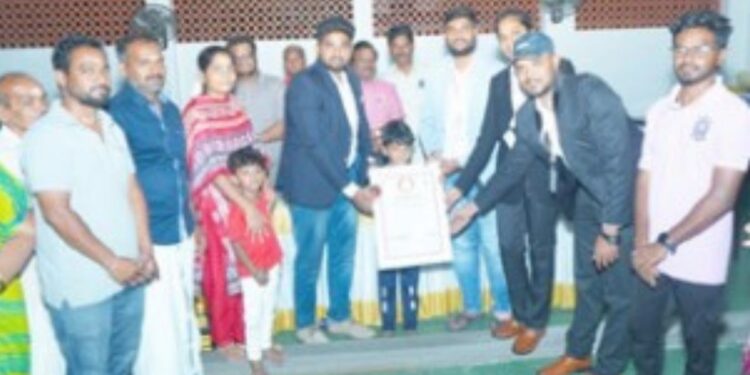 இடைவிடாத ஸ்கேட்டிங்கில் சிலம்பம் சுழற்றி 6 வயது சிறுவன் உலக சாதனை