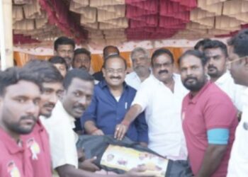 ஒட்டன்சத்திரத்தில் பிரம்மாண்ட கிரிக்கெட் தொடர்: விளையாட்டு உபகரணங்களை வழங்கி அமைச்சர் அர.சக்கரபாணி தொடக்கி வைத்தார்