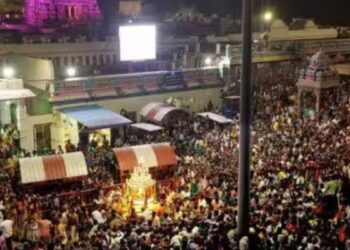 பழநியில் பல்லாயிரக்கணக்கான பக்தர்கள் குவிந்து தங்கரத புறப்பாட்டில் தரிசனம்.