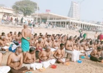 திருச்செந்தூர் கடலில் தை அமாவாசையை முன்னிட்டு முன்னோர்களுக்குத் தர்ப்பணம் கொடுத்து வழிபாடு.