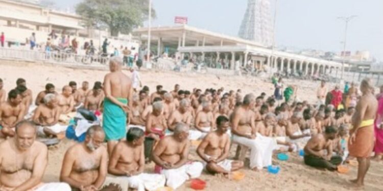 திருச்செந்தூர் கடலில் தை அமாவாசையை முன்னிட்டு முன்னோர்களுக்குத் தர்ப்பணம் கொடுத்து வழிபாடு.