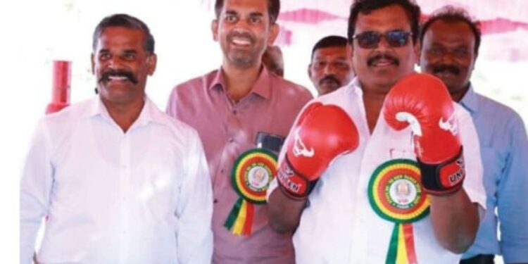 கம்பத்தில் மாநில அளவிலான குத்துச்சண்டை போட்டித் தொடக்கம்: வீரர்களை உற்சாகப்படுத்திப் போட்டியைத் தொடங்கி வைத்தார் தங்க தமிழ்ச்செல்வன் எம்பி