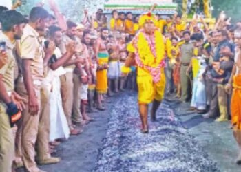 பாரியூர் குண்டம் திருவிழா: 12 டன் விறகுகள்.. தீப்பிழம்பில் இறங்கிய 1 லட்சம் பக்தர்கள்