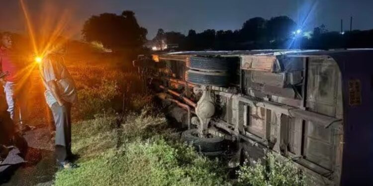 பூவந்தி அருகே கட்டுப்பாட்டை இழந்து அரசு டவுன் பஸ் கவிழ்ந்து விபத்து 5 பேர் உயிர் தப்பினர்!