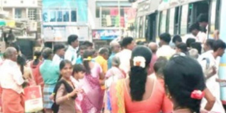 பண்டிகை காலங்களில் சிறப்புப் பேருந்துகள் இன்றி சுரண்டை மக்கள் தவிப்பு: ஆன்லைன் முன்பதிவில் நிரந்தர வழித்தடங்களைச் சேர்க்கக் கோரிக்கை.