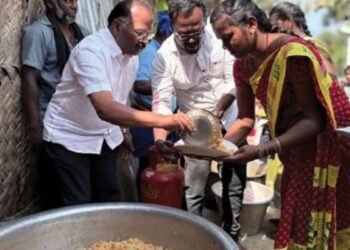 மேல்மங்கலத்தில் ஐயப்ப பக்தர்களுக்கு அறுசுவை அன்னதானம்: சொந்தச் செலவில் நேர்த்திக்கடன் செலுத்திய டாக்டர் டி. பாண்டியராஜ்